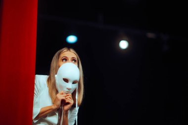 Sahnede Bir Perdenin Arkasında Maske Tutan Kadın Oyuncu