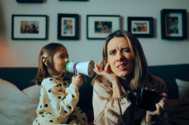 Anasının kulağında hoparlörle haykıran yaramaz çocuk.