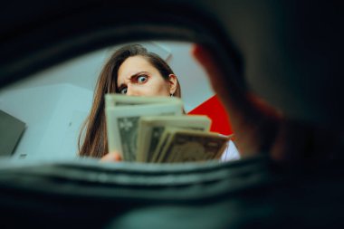 Komik kadın bir çantadan nakit para alıyor.