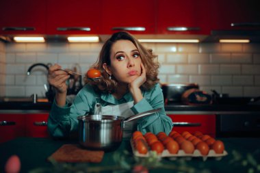 Mücevher Kutusunda Değerli Bir Yumurta Tutan Kadın