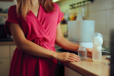 Anne Bebek Şişesinde Süt Toplamak İçin Göğüs Pompası Kullanıyor