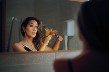 Endişeli Kadın Aynada Saçını Kesiyor
