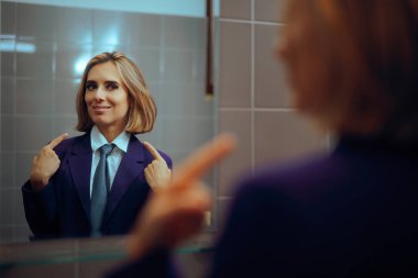 Mutlu, kendine güvenen iş kadını aynada kendini gösteriyor.