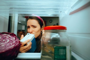 Kadın Süt Kartonu Koklar ve Bozuk Olduğunu Görür