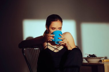 Sabahları evde kahve içen bir kadın.