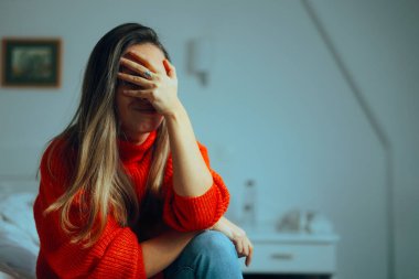 Depresyondaki Kadın Aldatma Dolu Ellerinde Yüzünü Saklıyor