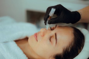 Güzellik Uzmanı Müşterisinin Yüzünde Yüz Serumu Kullanıyor