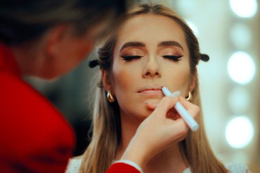 Makyaj Sanatçısı Özel Kalemle Dudakları Özetliyor