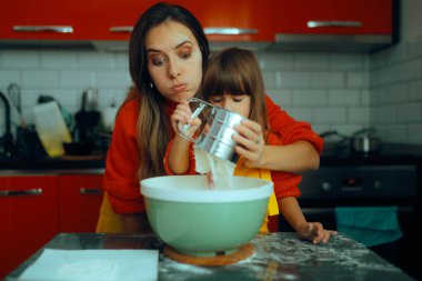 Annesinin Kızına Evde Un Sifting 'de Yardım Etmesini Şaşırttı