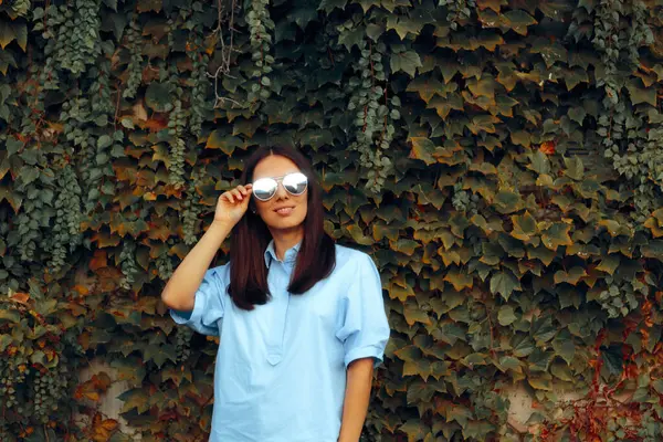 Ivy Wall 'un yanında duran Gözlüklü Kadın Portresi