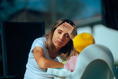 Yorgun anne bebeği bahçede besliyor ve strese giriyor.
