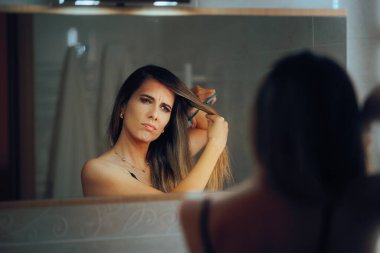 Kadın Aynada Saçını Kesmek İçin Mücadele Ediyor