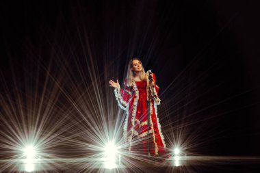 Period Kostümlü Kadın Festivalde Sahnede Şarkı Söylüyor