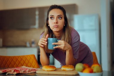 Düşünceli kadın evde kahve içiyor, mola veriyor.