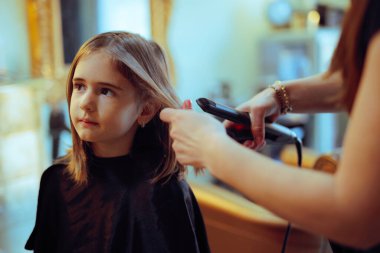 Kuaförde Çok Sevimli Bir Kız Saçını Saç Tıraşı Yapıyor