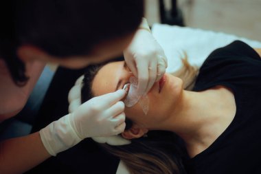 Güzellik Uzmanı, Salon 'daki Laminasyon Prosedürü için Kirpiklerini Hazırlıyor