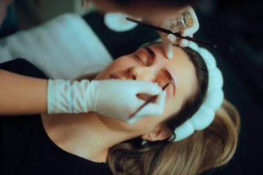 Güzellik Uzmanı Boya Bir Kadın Müşterinin Tarzlı Kaşları