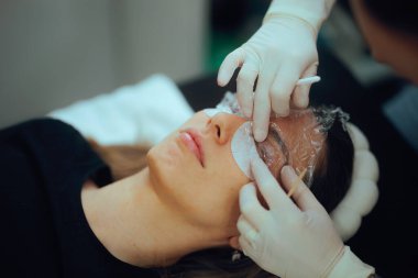 Güzellik Uzmanı, Salon 'daki Laminasyon Prosedürü için Kirpiklerini Hazırlıyor