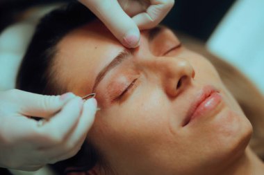 Güzellik Uzmanı Cımbızla Mutlu Bir Müşterinin Kaşları