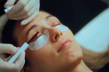 Laminasyon sürecinde kirpiklere uygulanan besleyici tedavi