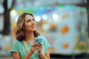 Smartphone Tutan Kadın Dışarıda Mesaj Yazıyor