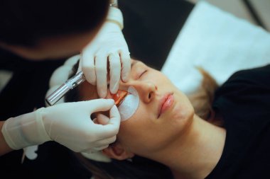 Güzellik Uzmanı, Salon 'daki Laminasyon Prosedürü için Kirpiklerini Hazırlıyor