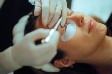 Laminasyon sürecinde kirpiklere uygulanan besleyici tedavi