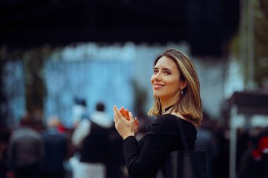 Dışarıdaki Konserde Mutlu Kadın Alkışlıyor