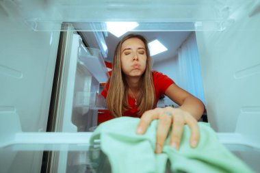 Buzdolabını Temizlemekten Sıkılmış Kadın Yorgun