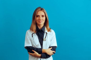 Mutlu Doktor Kameraya Gülümsüyor Dostça davranıyor