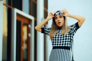 Şaşkınlık içinde Güneş Gözlüğü Altındaki Moda Kadını