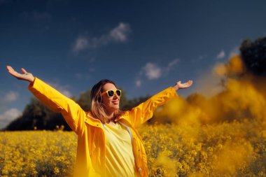 Kolları açık Neşeli Kadın Doğayı Sevinçlendiriyor