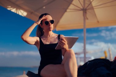 Plajda Tablet tutan Endişeli Kadın