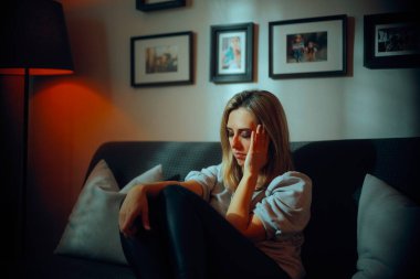 Üzgün Mutsuz Kadın Migreninden Kötü Hissediyor