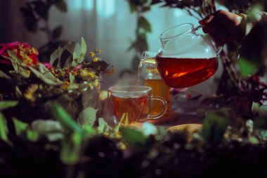 Çaydanlıktan Çay fincanına akan İdealist Çay Görüntüsü