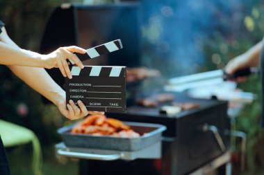 İşçi Yaz Barbeküsü Reklamında El çırpıyor