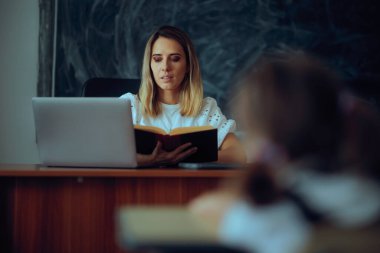 Edebiyat öğretmeni öğrencilerine roman okuyor.