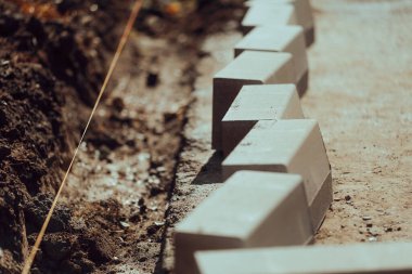 Büyük Çimento Küpleri İnşaat Alanına Yüklenmeye Hazır