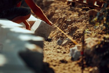 Yol İşçisi Anayasa Sitesine kaldırımlar kuruyor