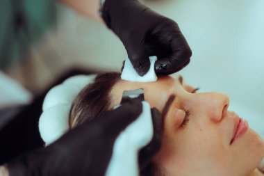 Cilt soyma için Ultrasonik Yüz Temizleme Cihazı ile Güzellik Uzmanı