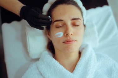 Müşterisine Zengin Nemlendirici Yüz Kremi Kullanan Güzellik Uzmanı