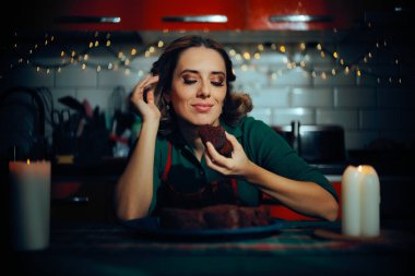 Noel için yaptığı ev yapımı browniyi yiyen kadın.