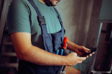 İnşaat işçisi Telefonda Plan Kotalarını Kontrol Et