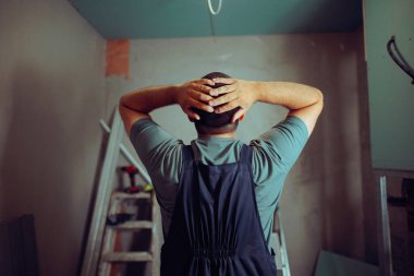 Umutsuz İnşaat İşçisi Sonuçları Kontrol Ediyor