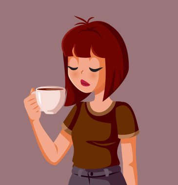 Elinde bir fincan kahve taşıyan yorgun genç bir kadın.