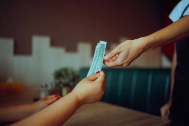 Memnun Müşteri Bir Restoranda Garsona Bahşiş Veriyor