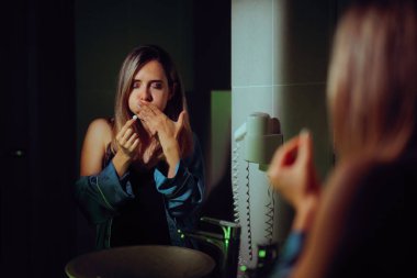 Kadın midesi bulanıyor. Mide bulantısı ilacı alıyor.