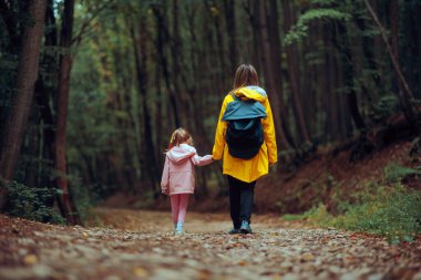 Anne ve Kız Orman yürüyüşünde el ele yürüyorlar
