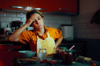 Mutsuz Stresli Ev Kadını Evde Reçel Hazırlıyor