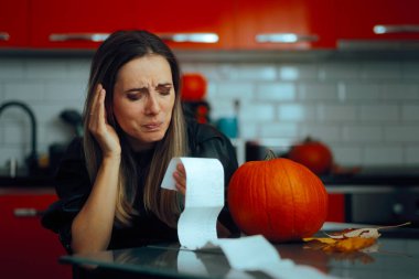 Yüksek Fiyatlı Alışveriş Makbuzundan Hayal kırıklığına uğrayan Kadın